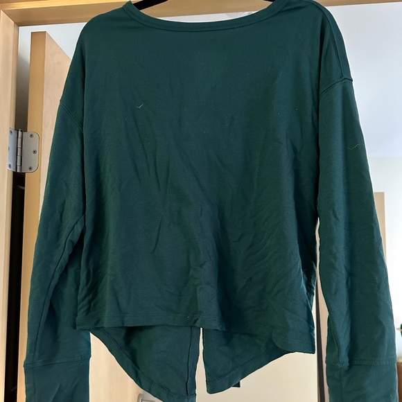 Old Navy Active twist back top - Picture 3 of 3